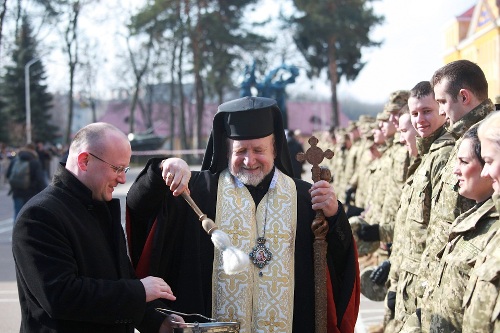 Єпископ капелан поблагословив офіцерів-випускників.(ФОТО)